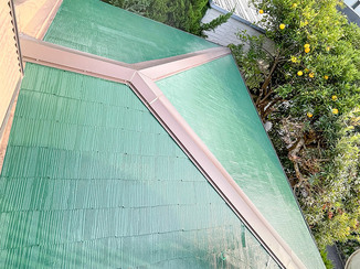 外壁・屋根リフォーム 雨漏りを解消し、美しく塗り替えた屋根