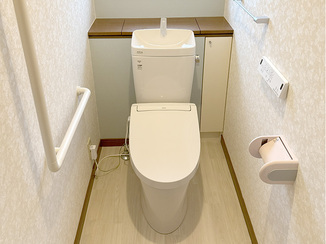 トイレリフォーム こだわりのクロスが光るレストルーム